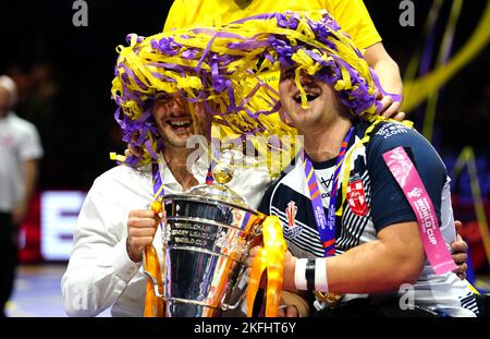 L'allenatore inglese Tom Coyd (a sinistra) e Tom Halliwell festeggiano con il trofeo dopo la vittoria nella partita finale della Wheelchair Rugby League World Cup a Manchester Central. Data immagine: Venerdì 18 novembre 2022. Foto Stock
