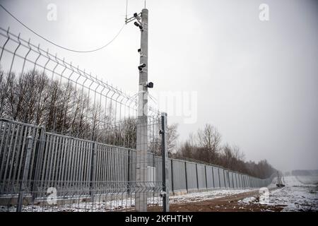 Una vista delle telecamere di sorveglianza su un palo della barriera elettronica al confine polacco-bielorusso vicino al villaggio Nomiki. Il ministro degli interni polacco Mariusz Kaminski ha ispezionato la fase iniziale di installazione di apparecchiature di monitoraggio high-tech lungo un muro di metallo al confine con la Bielorussia per impedire a migliaia di migranti di attraversare l’Unione europea. Il capo del ministero dell’interno e dell’amministrazione ha annunciato il completamento dei lavori sul Prima sezione della barriera elettronica al confine con la Bielorussia. Kaminski ha anche detto che la parete alta 5,5 metri (17 piedi) Foto Stock