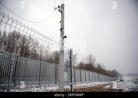 Una vista delle telecamere di sorveglianza su un palo della barriera elettronica al confine polacco-bielorusso vicino al villaggio Nomiki. Il ministro degli interni polacco Mariusz Kaminski ha ispezionato la fase iniziale di installazione di apparecchiature di monitoraggio high-tech lungo un muro di metallo al confine con la Bielorussia per impedire a migliaia di migranti di attraversare l'Unione europea. Il capo del ministero degli interni e dell'amministrazione ha annunciato il completamento dei lavori sul Prima sezione della barriera elettronica al confine con la Bielorussia. Kaminski ha anche detto che la parete alta 5,5 metri (17 piedi) Foto Stock