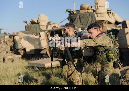 I soldati portoghesi, assegnati al contingente militare portoghese, esaminano il sistema di armi Carbine dell'esercito statunitense M4 durante l'Esercitazione Justice Eagle, presso la Smardan Training Area, Romania, il 17 settembre 2022. Come parte della 101st Divisione Airborne (Air Assault); 1st battaglione, 8th reggimento di fanteria, continua a rafforzare il fianco orientale della NATO e a impegnarsi in esercitazioni multinazionali come Justice Eagle con alleati e partner in tutto il continente europeo per rassicurare gli alleati della nostra Nazione. Foto Stock