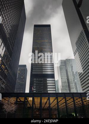 Vista dall'angolo basso dell'edificio degli uffici nel quartiere centrale di Toronto con cielo nuvoloso sullo sfondo Foto Stock