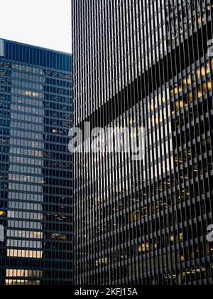 Vista del moderno edificio finanziario illuminato nel quartiere del centro cittadino con cielo sullo sfondo Foto Stock