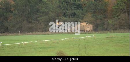 ESERCITO britannico UOMO SVR (sostegno veicolo di recupero) 8x8 camion trainante un Mastiff Patrol veicolo, Wilts UK Foto Stock