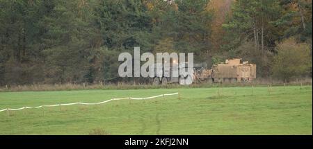 ESERCITO britannico UOMO SVR (sostegno veicolo di recupero) 8x8 camion trainante un Mastiff Patrol veicolo, Wilts UK Foto Stock