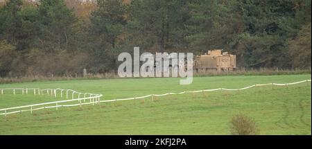 ESERCITO britannico UOMO SVR (sostegno veicolo di recupero) 8x8 camion trainante un Mastiff Patrol veicolo, Wilts UK Foto Stock