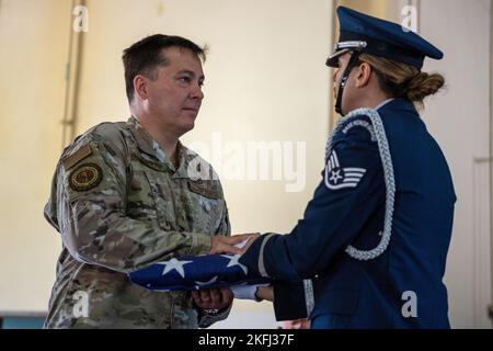 U.S. Air Force Brig. Il generale Travis Acheson, ex assistente generale della Guardia Nazionale aerea di Puerto Rico, riceve la bandiera degli Stati Uniti durante la cerimonia di cambio di comando del PRANG ATAG presso la base della Guardia Nazionale aerea di Muñiz, Carolina, Puerto Rico, 17 settembre 2022. La cerimonia del cambio di comando ha avuto luogo durante la trivella programmata a settembre. Foto Stock