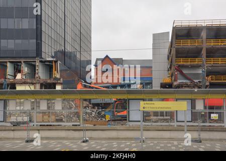 Demolizione del parcheggio multipiano del centro città e degli uffici comunali noti come la scatola nera. Nuova metrolink in atto. Data presa il 2 marzo 2014 i Foto Stock