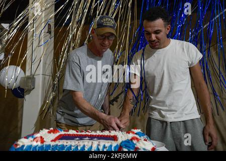 Il più vecchio e più giovane degli Stati Uniti Airmen schierato alla base aerea del principe Sultan, Regno dell'Arabia Saudita, taglia la torta di anniversario 75th dell'aeronautica degli Stati Uniti, il 18 settembre 2022. Il funzionario USAF si separò dall'esercito degli Stati Uniti con la firma del National Security Act del 1947 da parte dell'ex presidente degli Stati Uniti Harry Truman. Vola, combatti e vinci - Airpower sempre e ovunque! Foto Stock