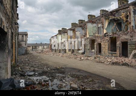 Demolizione di vecchie case vittoriane a schiera in pietra. mattoni e macerie Foto Stock