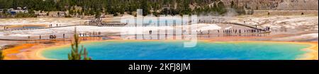 Una fotografia di Grand Prismatic Spring dal Midway Geyser Basin; Yellowstone National Park; Wyoming, USA. Foto Stock