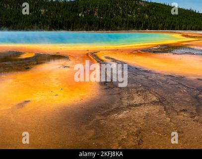 Una fotografia di Grand Prismatic Spring dal Midway Geyser Basin; Yellowstone National Park; Wyoming, USA. Foto Stock