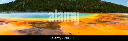 Una fotografia di Grand Prismatic Spring dal Midway Geyser Basin; Yellowstone National Park; Wyoming, USA. Foto Stock