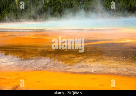 Una fotografia di Grand Prismatic Spring dal Midway Geyser Basin; Yellowstone National Park; Wyoming, USA. Foto Stock