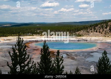 Una fotografia di Grand Prismatic Spring dal Midway Geyser Basin; Yellowstone National Park; Wyoming, USA. Foto Stock