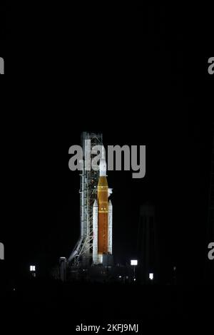 Kennedy Space Center, Stati Uniti d'America. 16 Novembre 2022. Il razzo NASA Artemis i Space Launch System con la navicella spaziale Orion si prepara all'accensione sul piazzale di lancio 39B al Kennedy Space Center, 16 novembre 2022, a Cape Canaveral, Florida. Dopo diversi tentativi falliti, il test di volo senza equipaggio è salito al primo test della missione di esplorazione dello spazio profondo. Credit: Isaac Watson/NASA/Alamy Live News Foto Stock