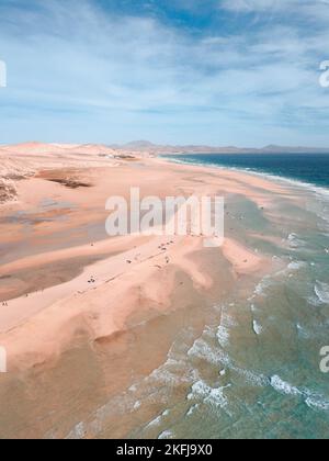 Drone aereo girato dalle isole Canarie. Spiaggia di Sotavento a Fuerteventura. Foto Stock