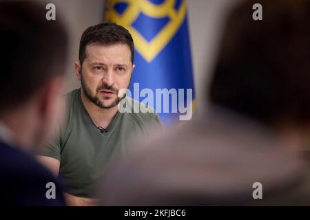 Kiev, Ucraina. 16th Nov 2022. Il presidente ucraino Volodymyr Zelenskyy, esprime le sue osservazioni ai membri dei media durante la Giornata degli operatori della radio, della televisione e delle comunicazioni al Palazzo Mariinsky, 17 novembre 2022 a Kyiv, Ucraina. Credit: Presidenza Ucraina/Ufficio stampa presidenziale Ucraina/Alamy Live News Foto Stock