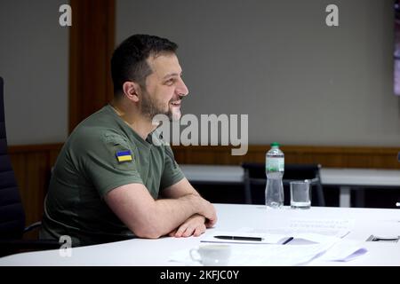 Kiev, Ucraina. 18th Nov 2022. Il presidente ucraino Volodymyr Zelenskyy, consegna le sue osservazioni agli studenti universitari irlandesi tramite collegamento video dal Palazzo Mariinsky, 18 novembre 2022 a Kyiv, Ucraina. Credit: Presidenza Ucraina/Ufficio stampa presidenziale Ucraina/Alamy Live News Foto Stock