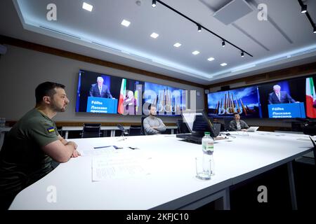 Kiev, Ucraina. 18th Nov 2022. Il presidente ucraino Volodymyr Zelenskyy, consegna le sue osservazioni agli studenti universitari irlandesi tramite collegamento video dal Palazzo Mariinsky, 18 novembre 2022 a Kyiv, Ucraina. Credit: Presidenza Ucraina/Ufficio stampa presidenziale Ucraina/Alamy Live News Foto Stock