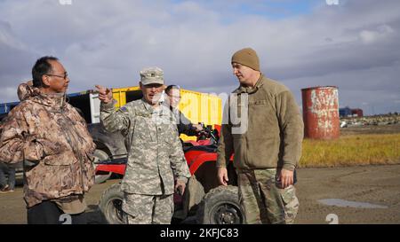 Personale della forza di difesa statale dell'Alaska Sgt. Timothy Enrico, partito, e il personale Sgt. (AK) Michael Uttereyuk identifica i danni da tempesta con il maggiore generale Torrence Saxe, generale aggiunto della Guardia Nazionale dell'Alaska, a Scammon Bay, Alaska, 19 settembre 2022. Circa 100 membri della milizia organizzata dell'Alaska, che è composta dalla Guardia Nazionale dell'Alaska, dalla Alaska state Defense Force e dalla Alaska Naval Militia, sono stati attivati in seguito a una dichiarazione di disastro rilasciata il 17 settembre dopo che i resti di Typhoon Merbok hanno causato una drammatica inondazione attraverso più di 1.000 miglia della costa dell'Alaska. (Alaska National Guard pho Foto Stock