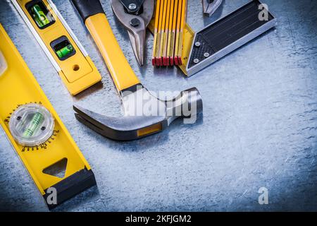 Righello quadro per costruzione pinza a martello in acciaio taglierina metro in legno. Foto Stock