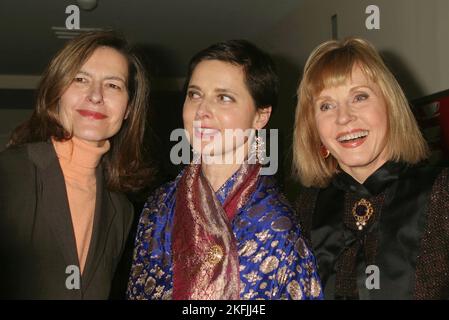 Ingrid Rossellini, Isabella Rossellini e Pia Lindstrom partecipano alla festa di apertura serale per la sindrome di Stendhal al Fred's di Barney a New York il 15 febbraio 2004. Photo Credit: Henry McGee/MediaPunch Foto Stock