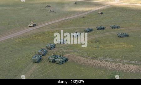 I veicoli da combattimento Bradley assegnati ad Alpha Company, 1st battaglione, 8th reggimento di fanteria, 3rd squadra di combattimento delle Brigate Armorate, 4th divisione di fanteria e Pandur II i veicoli da combattimento assegnati al contingente militare portoghese conducono un'esercitazione multinazionale combinata di armi da fuoco come parte di Justice Eagle 22 il 20 settembre 2022, Presso la zona di addestramento di Smardan, Romania. 1-8in nell'ambito del 101st, V Corps continuerà ad impegnarsi inarrestabile nei confronti dell'Europa e degli alleati della NATO. (Foto del contingente militare portoghese.) Foto Stock