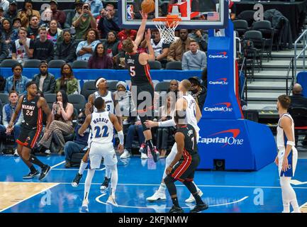 Washington, Stati Uniti. 18th Nov 2022. WASHINGTON, DC - 18 NOVEMBRE: Miami Heat Forward Nikola Jovic (5) entra da solo per un punteggio durante una partita NBA tra i Washington Wizards e Miami Heat, il 18 novembre 2022, alla Capital One Arena, a Washington, DC. (Foto di Tony Quinn/SipaUSA) Credit: Sipa USA/Alamy Live News Foto Stock