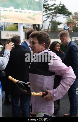 Ascot, Berkshire, Regno Unito. 18th Novembre 2022. The Winners Presentation dopo il cavallo Larry guidato dal jockey Jamie Moore ha vinto il Not Forgotten handicap ripido Chase all'ippodromo Ascot. Proprietario Galloping sulla South Downs Partnership. Allenatore Gary Moore, Horsham. Allevatore Cotley Hill Stud. Sponsor K M Elite Products Ltd. Credito: Maureen McLean/Alamy Live News Foto Stock