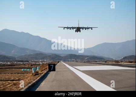 Un'aeronautica militare statunitense MC-130J Commando II decollerà dopo aver effettuato un approccio basso in una striscia di atterraggio di emergenza come parte di un evento di addestramento combinato che coinvolgerà l'USAF e i partner dell'aeronautica della Repubblica di Corea a Yeongju, ROK, 16 novembre 2022. L'obiettivo dell'evento era di rafforzare l'alleanza militare tra Stati Uniti e ROK, aumentando la competenza nell'uso dell'ELS e l'interoperabilità tra le nazioni partner. (STATI UNITI Air Force foto di staff Sgt. Pettini Skyler) Foto Stock