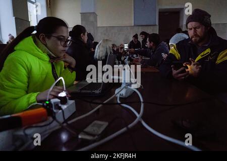 Kherson, Ucraina. 17th Nov 2022. I residenti caricano i loro telefoni, tablet e computer nella stazione ferroviaria. I residenti di Kherson sono ancora troppo felici per la liberazione della città, ponendo fine a più di 8 mesi di occupazione. Tuttavia, la capitale regionale meridionale non ha ancora elettricità, acqua e un minimo di segnale e di approvvigionamento alimentare. Credit: SOPA Images Limited/Alamy Live News Foto Stock