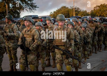 Gli apprendisti delle forze di sicurezza al corso di formazione 343rd marzo al corso di base tattiche e tecniche individuali presso la base comune di San Antonio - Camp Bullis il 20 settembre 2022. L'esercizio è progettato per insegnare ai partecipanti come sparare, muoversi e comunicare attraverso ambienti tattici. L'ala di addestramento 37th e lo squadrone di addestramento 343rd forniscono l'addestramento iniziale per tutte le forze di sicurezza dell'aeronautica. Foto Stock