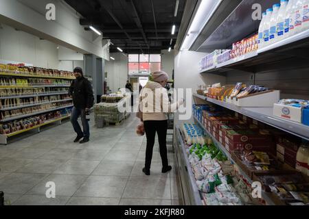 Kherson, Ucraina. 17th Nov 2022. I residenti sono visti navigando nel supermercato. I residenti di Kherson sono ancora troppo felici per la liberazione della città, ponendo fine a più di 8 mesi di occupazione. Tuttavia, la capitale regionale meridionale non ha ancora elettricità, acqua e un minimo di segnale e di approvvigionamento alimentare. Credit: SOPA Images Limited/Alamy Live News Foto Stock