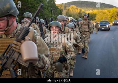 Gli apprendisti delle forze di sicurezza al corso di formazione 343rd marzo al corso di base tattiche e tecniche individuali presso la base comune di San Antonio - Camp Bullis il 20 settembre 2022. Il corso è stato ideato per insegnare ai partecipanti come sparare, muoversi e comunicare in ambienti tattici. L'ala di addestramento 37th e lo squadrone di addestramento 343rd forniscono l'addestramento iniziale per tutte le forze di sicurezza dell'aeronautica. Foto Stock