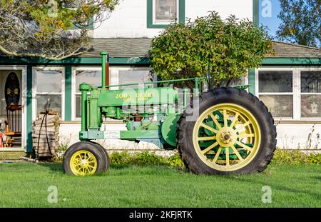 grande trattore john deere verde e giallo con nome del proprietario, dan mayer Foto Stock