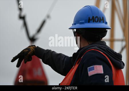 Petty Officer Second Class Colleen Brown indossa il suo elmetto qualificato che legge 'mamma' ed è membro del team Aids to Navigation Boston, situato a Boston, ma, il 20 settembre 2022. ANT Boston fornisce servizi e ispeziona, esegue la manutenzione e sostituisce le boe alla fine del loro ciclo di vita mantenendo navigabili i nostri corsi d'acqua. Foto Stock