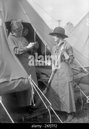 Woman's National Service School, under Woman's Section, Navy League, Mrs Slater e Miss Moore, 1916. Foto Stock