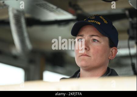 Petty Officer Second Class Colleen Brown è membro del team Aids to Navigation di Boston, Massachusetts, il 20 settembre 2022. ANT Boston fornisce servizi e ispeziona, esegue la manutenzione e sostituisce le boe alla fine del loro ciclo di vita mantenendo navigabili i nostri corsi d'acqua. Foto Stock