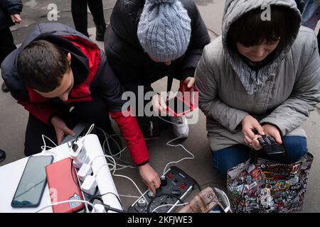 Kherson, Ucraina. 17th Nov 2022. I residenti vengono visti controllare e ricaricare i loro telefoni in un punto di ricarica temporaneo. I residenti di Kherson sono ancora troppo felici per la liberazione della città, ponendo fine a più di 8 mesi di occupazione. Tuttavia, la capitale regionale meridionale non ha ancora elettricità, acqua e un minimo di segnale e di approvvigionamento alimentare. (Foto di Ashley Chan/SOPA Images/Sipa USA) Credit: Sipa USA/Alamy Live News Foto Stock