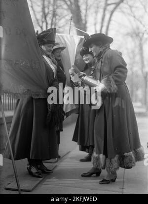 Suffragio donna - picchetti, 1917. Florence Brewer Boeckel e Betty Mackaye portano bevande calde alla linea del picket di fronte alla Casa Bianca. I suffragisti sono i primi a Picket White House. Dopo anni di lobbying, petizioni e sfilate, i suffragisti sentirono che le loro tattiche stavano diventando obsolete e inefficaci. Il 10 gennaio 1917, frustrato dal flagrante licenziamento delle loro richieste da parte del presidente Woodrow Wilson, il Partito Nazionale della Donna istituì la pratica di decapare la Casa Bianca, i primi attivisti politici a farlo. Notizie articoli hanno riferito che "le esplosioni di wintry hanno girato le loro labbra blu Foto Stock