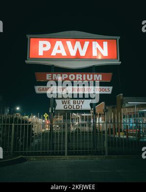 Pawn Emporium segno di notte, Harrisonburg, Virginia Foto Stock