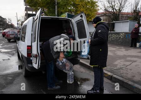 Kherson, Ucraina. 17th Nov 2022. I residenti sono stati visti riempire le bottiglie di acqua. I residenti di Kherson sono ancora troppo felici per la liberazione della città, ponendo fine a più di 8 mesi di occupazione. Tuttavia, la capitale regionale meridionale non ha ancora elettricità, acqua e un minimo di segnale e di approvvigionamento alimentare. (Foto di Ashley Chan/SOPA Images/Sipa USA) Credit: Sipa USA/Alamy Live News Foto Stock