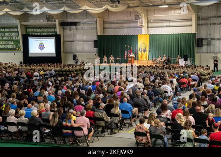 Soldati, famiglie e amici del 1st° Battaglione, 148th° Reggimento della Fanteria partecipano alla cerimonia di chiamata in servizio per l'unità presso l'Heminger Center della Tiffin University, il 20 settembre 2022, a Tiffin, Ohio. La squadra di combattimento della Brigata di Fanteria della Guardia Nazionale dell’Ohio del 37th ha condotto cerimonie di Call to Duty per le loro unità prima di un dispiegamento di circa un anno a sostegno della forza di lavoro congiunta combinata – operazione inerente alla risoluzione. Foto Stock