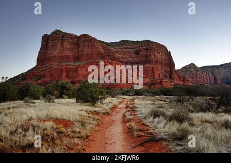 Sentiero verso Courthouse Butte vicino a Sedona Arizona da sud la mattina presto Foto Stock