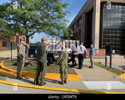 NORTH CHICAGO, il. (Settembre 21, 2022) i servizi antincendio e di emergenza dei grandi Laghi hanno risposto alle segnalazioni di un incendio al Captain James A. Lovell Federal Health Care Center a North Chicago, Ill. La mattina del 21 settembre. Il Mutual Aid Box Alarm System (MABAS) ha anche richiesto la presenza di vigili del fuoco di Waukegan, Grayslake, Gurnee, Lake Forest, Lake Bluff, Libertyville, Beach Park e North Chicago. Highland Park, Winthrop Harbor e i vigili del fuoco di Deerfield hanno risposto alle chiamate di base durante il periodo in cui la Great Lakes F&ES si trovava presso la Lovell FHCC. Dopo un'ora suonava tutto chiaro. Great Lakes F&ES fornisce abete Foto Stock