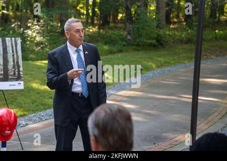 James W. Lukeman, presidente della Marine Corps Heritage Foundation, parla alla Semper Fidelis Memorial Park Extension cerimonia di inaugurazione a Triangle, Virginia, il 21 settembre 2022. La MCHF è responsabile della pianificazione e del finanziamento dell'estensione del Semper Fidelis Memorial Park. Foto Stock