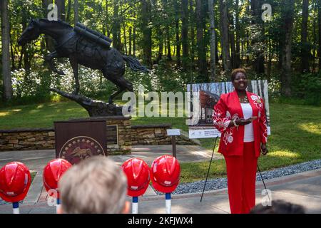 Andrea O. Bailey, il supervisore del distretto di Potomac per la contea di Prince William, parla alla cerimonia di Semper Fidelis Memorial Park Extension di Triangle, Virginia, il 21 settembre 2022. La signora Bailey è un collegamento per il governo della comunità locale e la base del corpo dei Marine Quantico. Il suo ruolo ha contribuito a ottenere l'approvazione della comunità locale per estendere il Semper Fidelis Memorial Park. Foto Stock