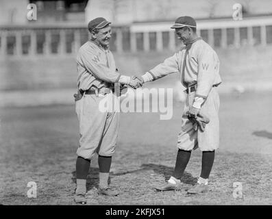 William "Germany" Schaefer e Merito Acosta, Washington al, all'Università della Virginia, Charlottesville (Baseball), ca. 1913-1914. Foto Stock