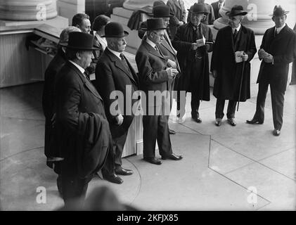 Francobolli di risparmio di guerra - Sherley, J. Swager, M.C., Ky, 1903-1919; Marshall, Thomas Riley, Governatore dell'Indiana, 1909-1913; Vice Presidente degli Stati Uniti, 1913-1921; Moon, John Austin, Rep. Del Tennessee, Dalle 1897:1921 alle 18:00; Saulsbury, Willard, Senatore del Delaware, 1913-1919; Overman, Lee Slater, Senatore dal North Carolina, 1903-1933, 1918. Foto Stock