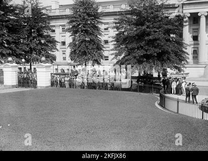 Vista del Treasury Building dall'entrata Est della Casa Bianca, Washington, D.C., tra le 1910 e le 1917. Foto Stock